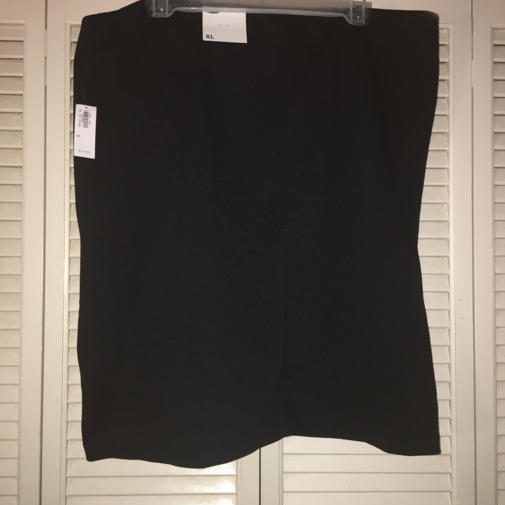 Old Navy black skirt. NWT